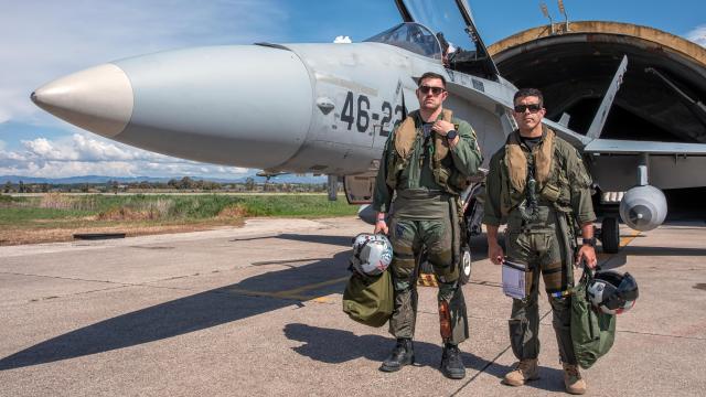 Dos pilotos del Ala 46 de Gando frente a un F-18 en los ejercicios Iniochos 2025 organizados en Grecia por la Fuerza Aérea Helénica.