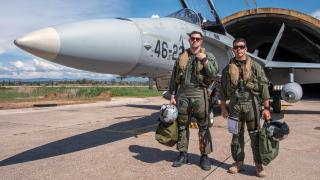 Dos pilotos del Ala 46 de Gando frente a un F-18 en los ejercicios Iniochos 2025 organizados en Grecia por la Fuerza Aérea Helénica.