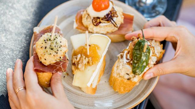 Un plato con pinchos variados (Imagen de archivo)