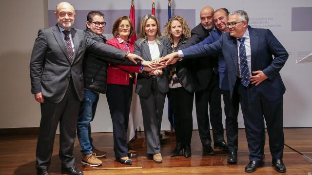 Milagros Tolón, en el centro, junto con agentes empresariales y sindicales de Castilla-La Mancha.