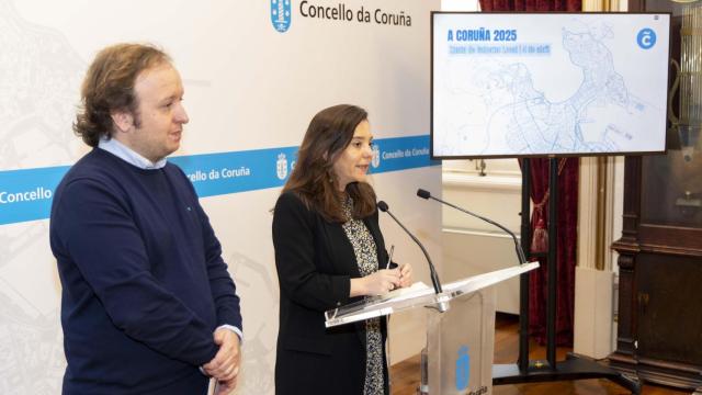 El concejal de Urbanismo de A Coruña, Francisco Díaz, y la alcaldesa, Inés Rey, este viernes en el ayuntamiento.