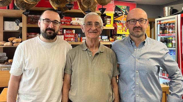 De izquierda a derecha, Alex, Fidel padre y Fidel hijo.