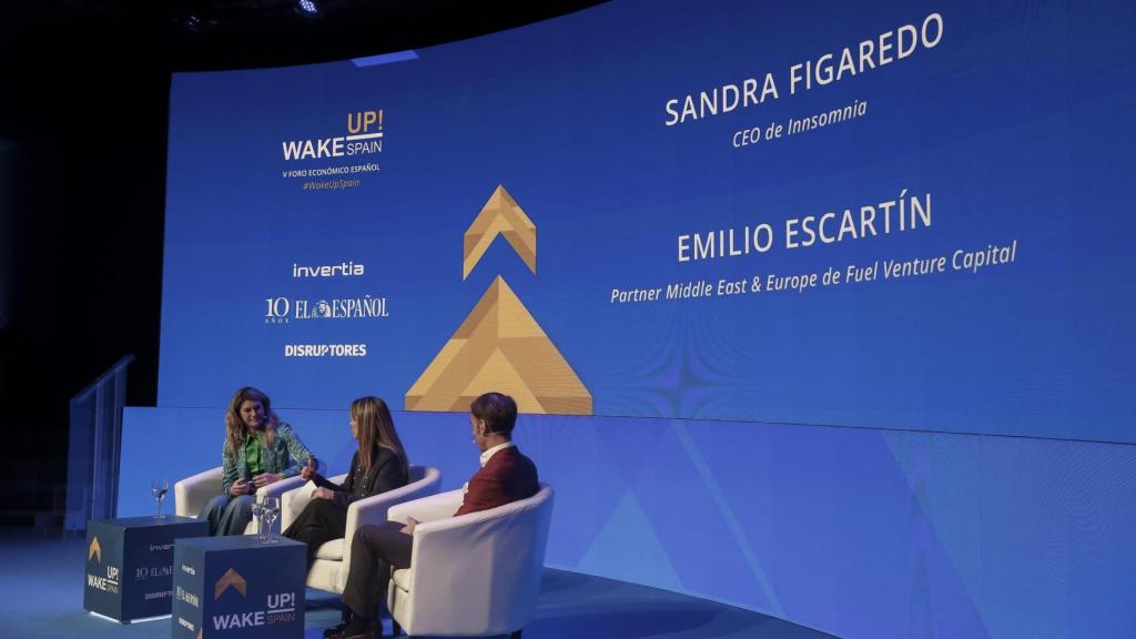 De izquierda a derecha: Sandra Figaredo, CEO de Innsomnia; Beatriz Aznar, redactora jefa de DISRUPTORES; y Emilio Escartín, partner Middle East & Europe de Fuel Venture Capital.