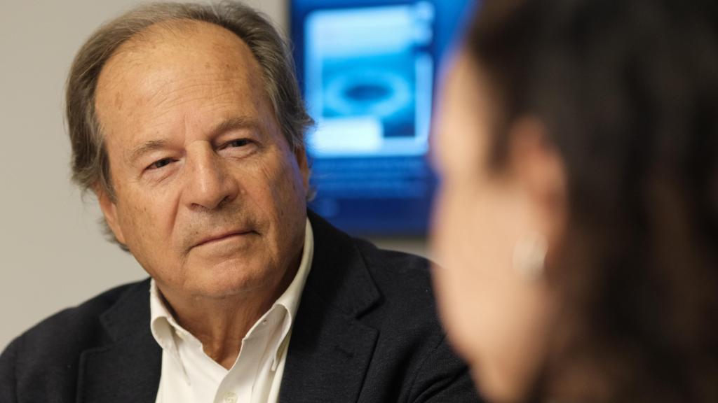 El doctor durante la entrevista.