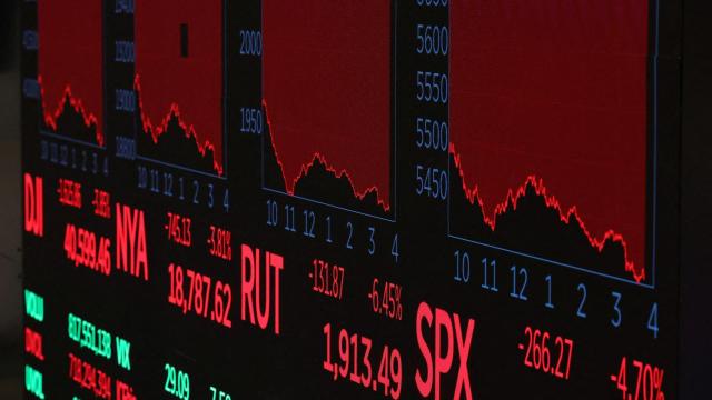 Un panel de la Bolsa de Nueva York muestra las caídas de los principales índices bursátiles de Estados Unidos.