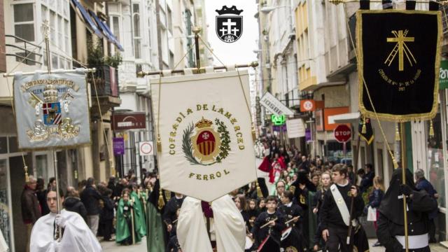 Procesión de la Resurrección pasando por diferentes comercios de la ciudad.