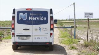 Los servicios funerarios trabajan en el lugar de la tragedia de Coria del Río.