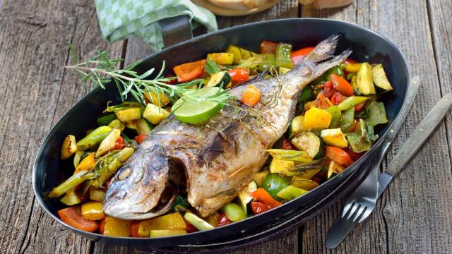 Un pescado al horno (Imagen de archivo)