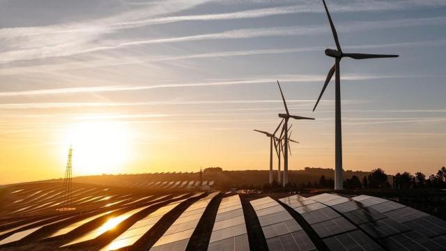 Un parque de energía solar fotovoltaica y eólica.
