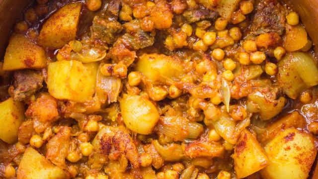 Una cazuela de garbanzos recién hecha.