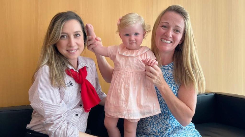 Victoria, con su pequeña, Harriet, concebida en una clínica de fertilidad privada, junto con la asistente de pacientes del Instituto Bernabéu.