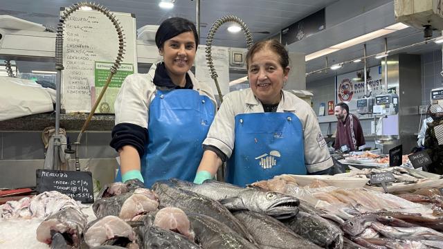 Puri y Montse son madre e hija y placeras en la plaza de Lugo.