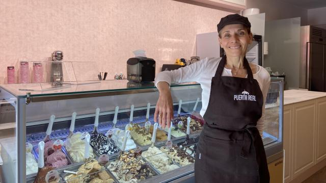 María Pilar en su heladería.