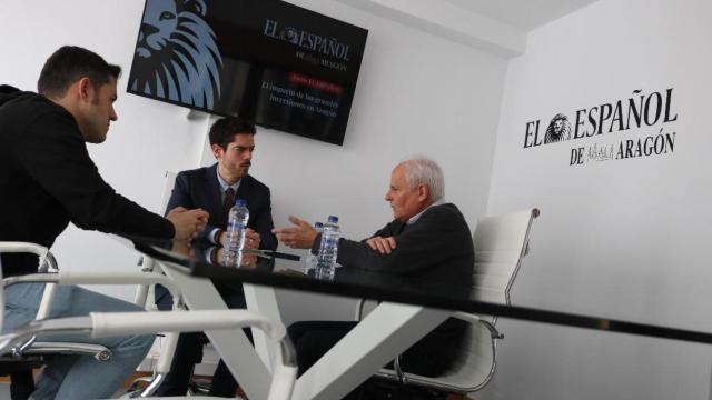 Los alcaldes de La Muela y Villamayor, con el director de EL ESPAÑOL DE ARAGÓN.