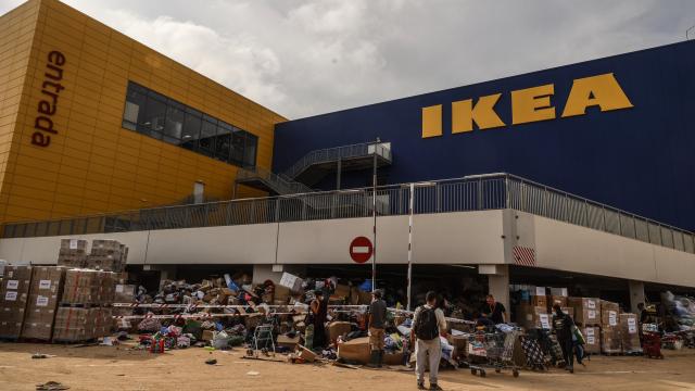 Voluntarios en el edificio de Ikea, en Alfafar, tras el paso de la dana, imagen de archivo. Europa Press / Rober Solsona