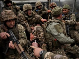 Militares de la 24ª Brigada Mecanizada que lleva el nombre del Rey Danilo de las Fuerzas Armadas de Ucrania asisten a un entrenamiento, en medio del ataque de Rusia a Ucrania, en un lugar no revelado del este de Ucrania el 29 de marzo de 2025.