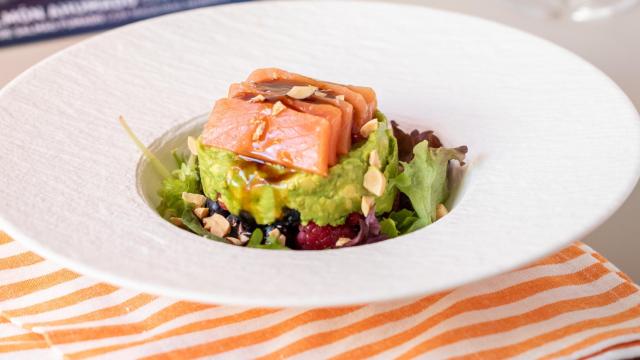 Ensalada de salmón ahumado con aguacate.