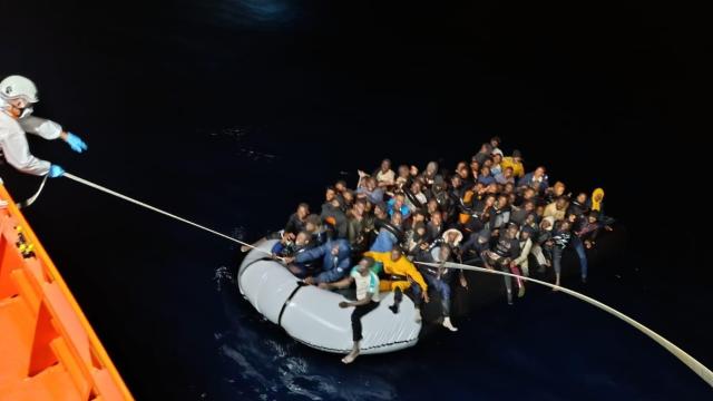 Una lancha neumática repleta de migrantes, entre ellos varios menores, rescatada el pasado miércoles por Salvamento Marítimo en aguas canarias.