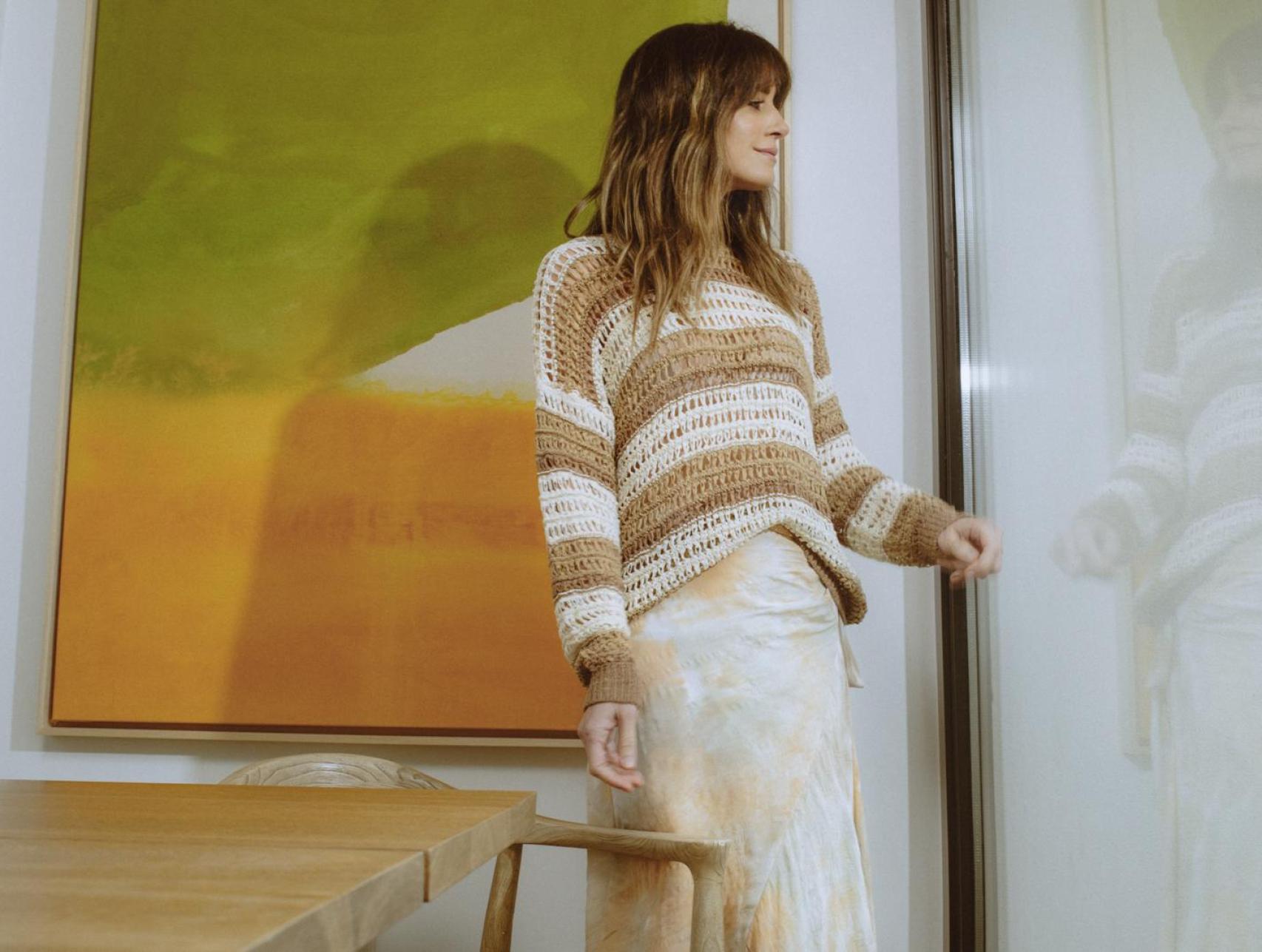 Isabel Jiménez posando con diseños de Slowlove en la campaña de su décimo aniversario