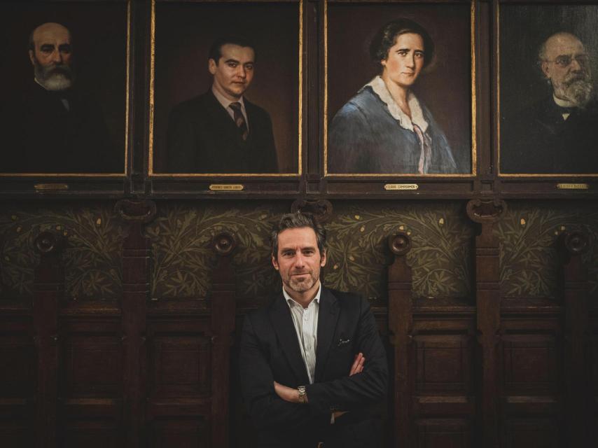 Sémper con un retrato de Clara Campoamor, uno de sus referentes femeninos.