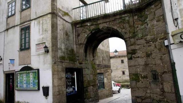 El Arco de Mazarelos es la única puerta de acceso al casco histórico que resta todavía de la antigua muralla.