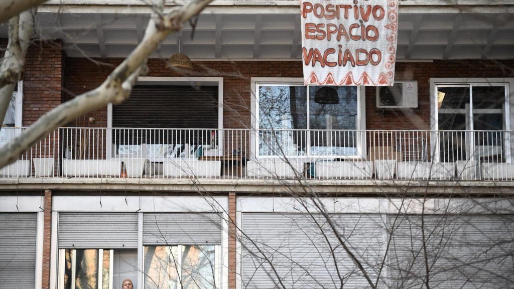 Pancarta en un balcón por el desalojo del centro social 'okupado'. Fernando Sánchez / EP