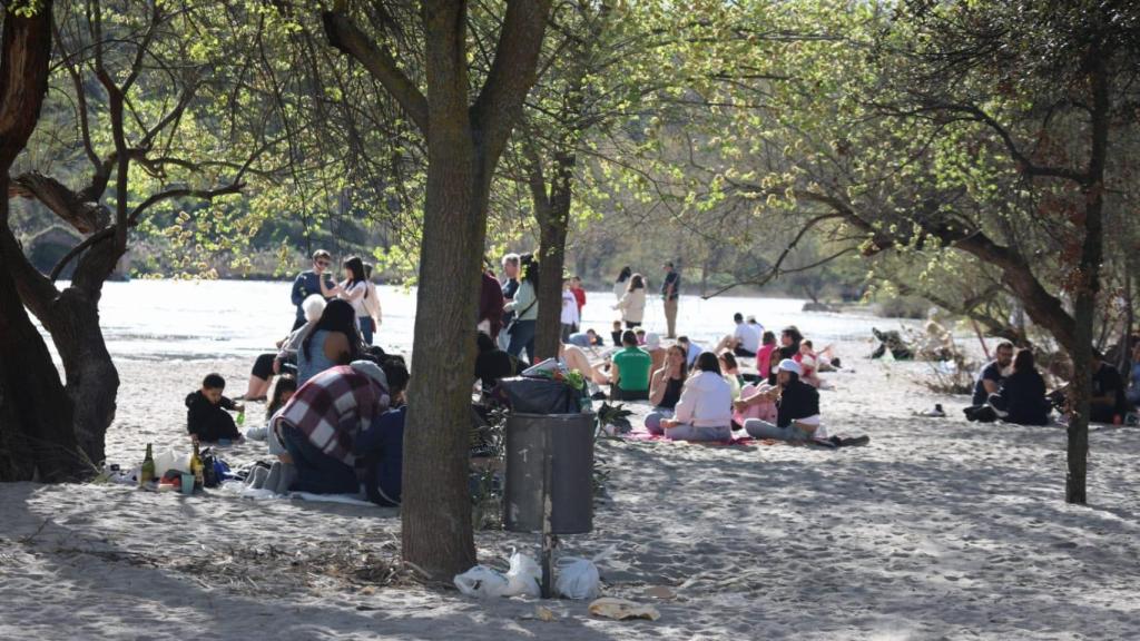 Personas disfrutando de una soleada jornada en la playa del Tajo.