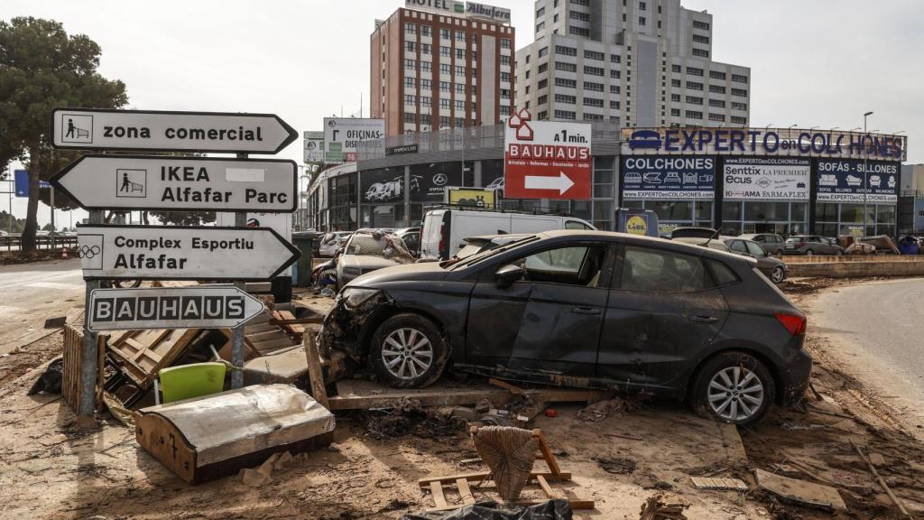 Vehículos apilados en la zona comercial de 'Ikea Alfafar Parc' tras el paso de la dana, imagen de archivo. Europa Press / Rober Solsona