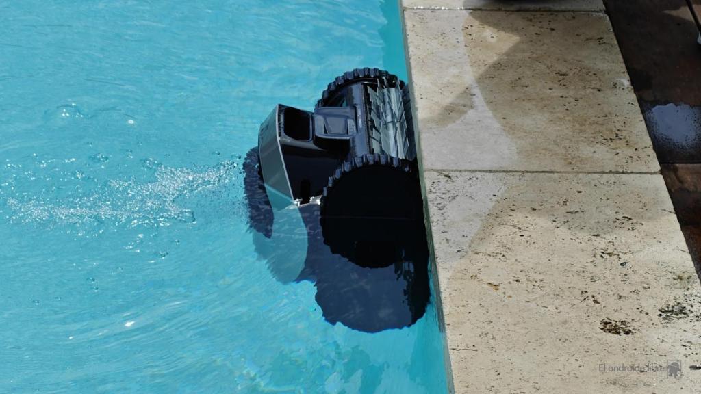 Limpiador Dreame Z1 Pro saliendo de la piscina