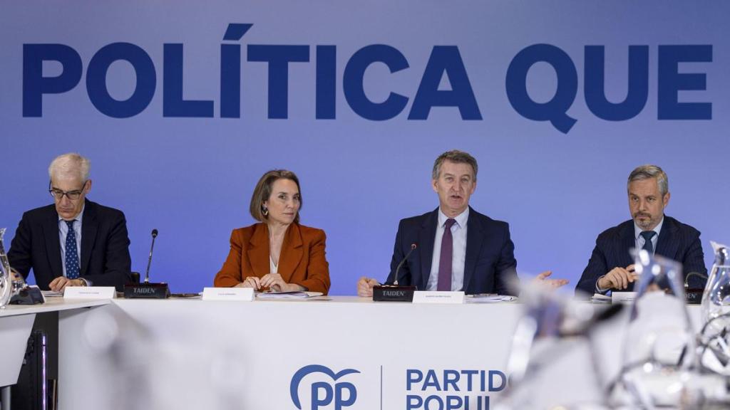 Feijóo y dirigentes del PP este lunes durante la reunión con representantes de las organizaciones afectadas por los aranceles de Trump.