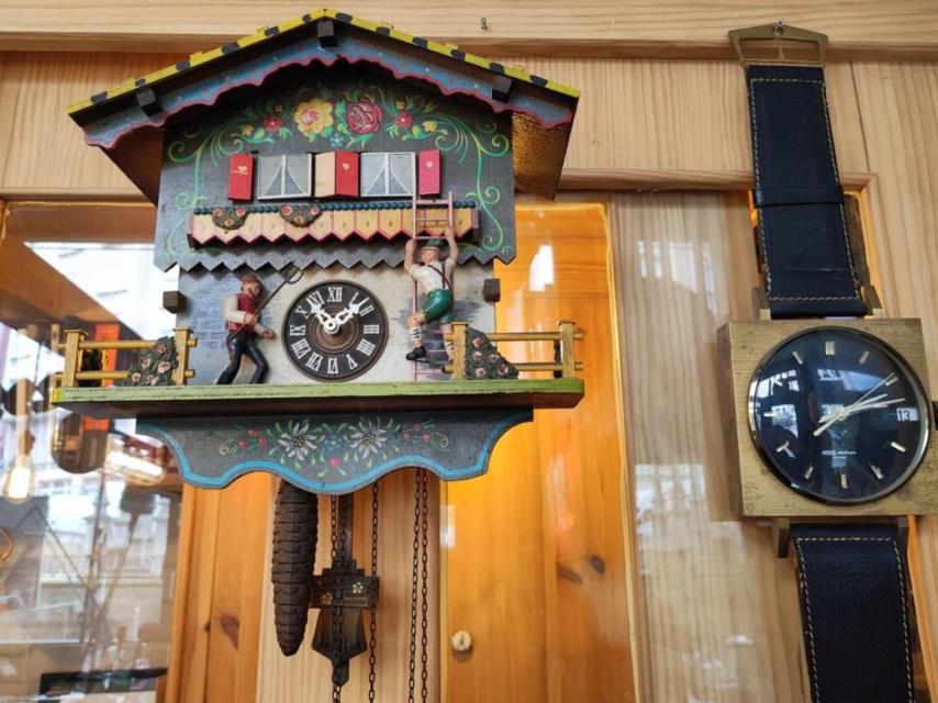Un reloj de cuco y otro de pulsera en el interior de Nemesio.