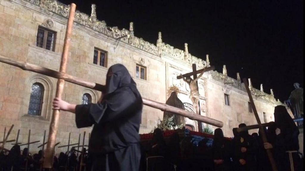 Procesión del Martes Santo en Salamanca con el Cristo de la Luz y la Virgen de la Sabiduría