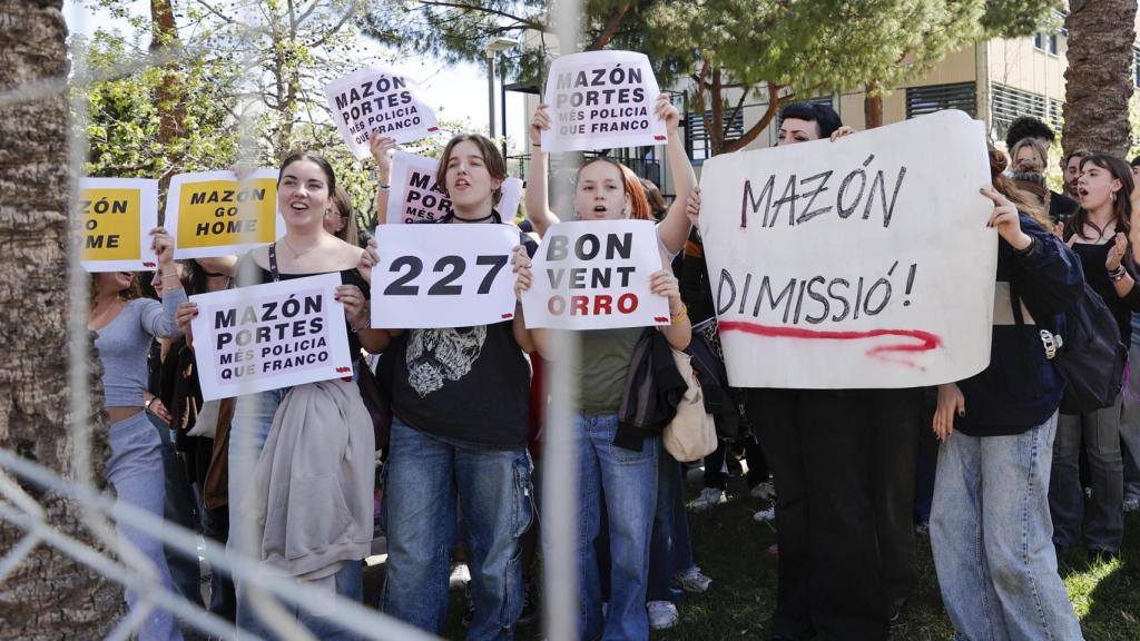 Un grupo de estudiantes protesta a la llegada del presidente de la Generalitat, Carlos Mazón, al acto de toma de posesión del rector de la UPV, José E. Capilla. Efe / Manuel Bruque
