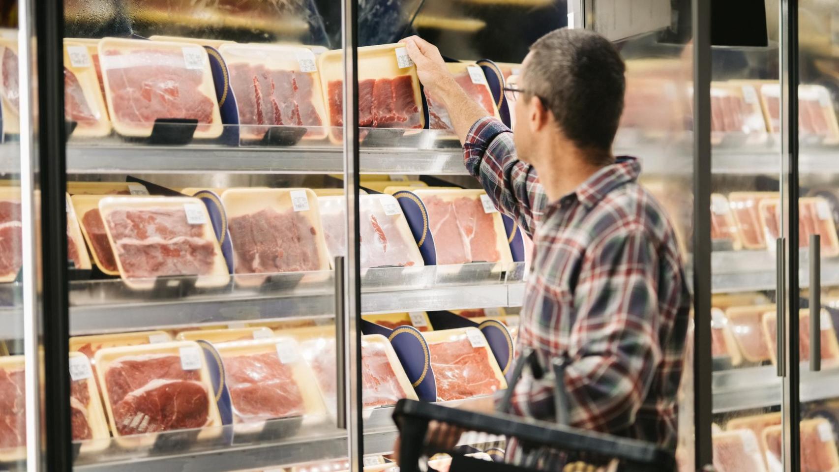Imagen de archivo de un hombre comprando carne.