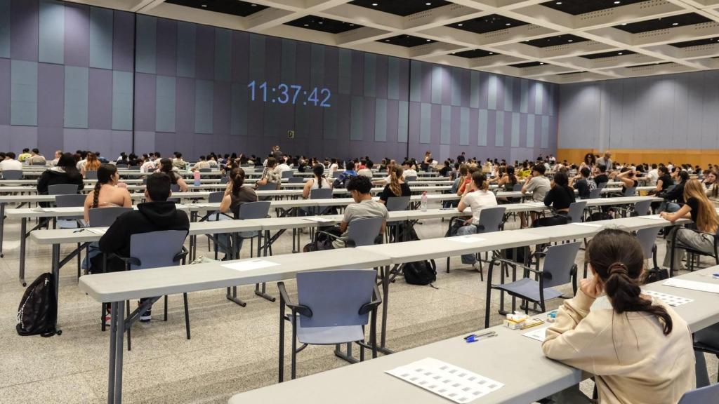 Los estudiantes de una universidad realizando el examen.