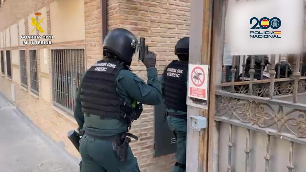 Agentes de la Guardia Civil trabajando en la Operación Porsca