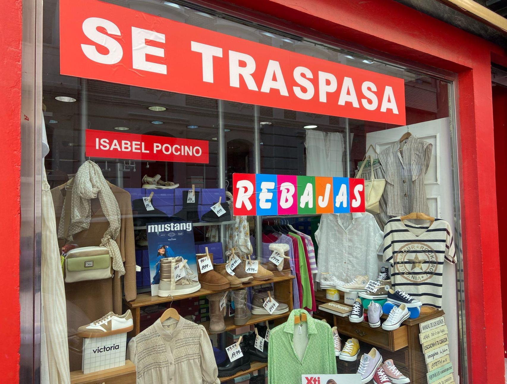 Cartel de 'se traspasa' en el escaparate.