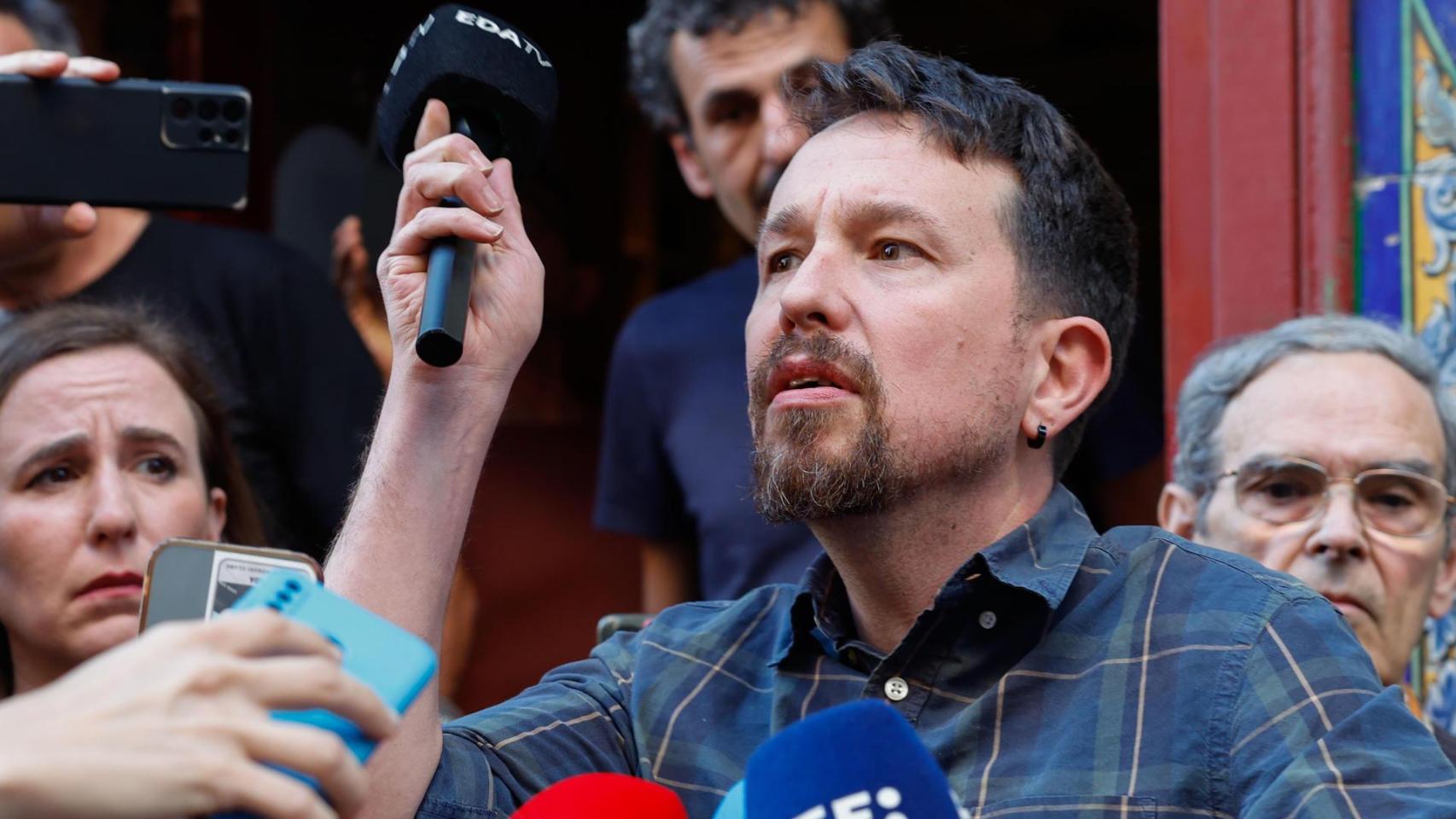 Pablo Iglesias lanza un micro por los aires, airea sus vendettas y habla de su bar como la nueva iglesia de la izquierda