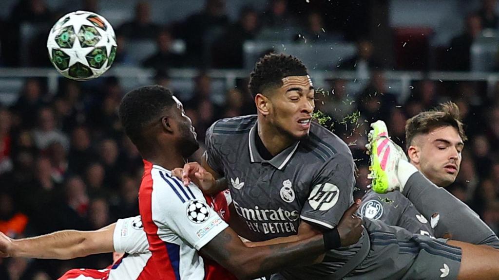 Thomas Partey presiona a Jude Bellingham