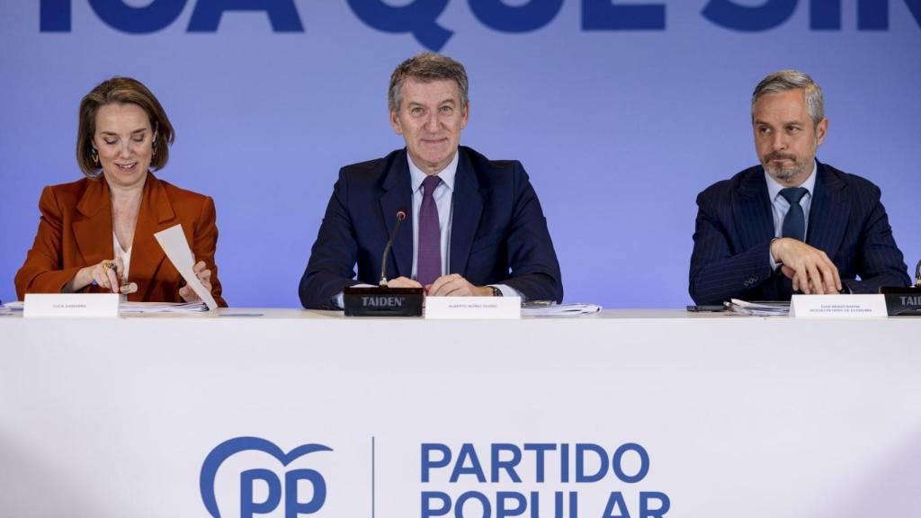 Alberto Núñez Feijóo, este lunes, entre Cuca Gamarra y Juan Bravo, reunido con los sectores afectados por los aranceles de EEUU.