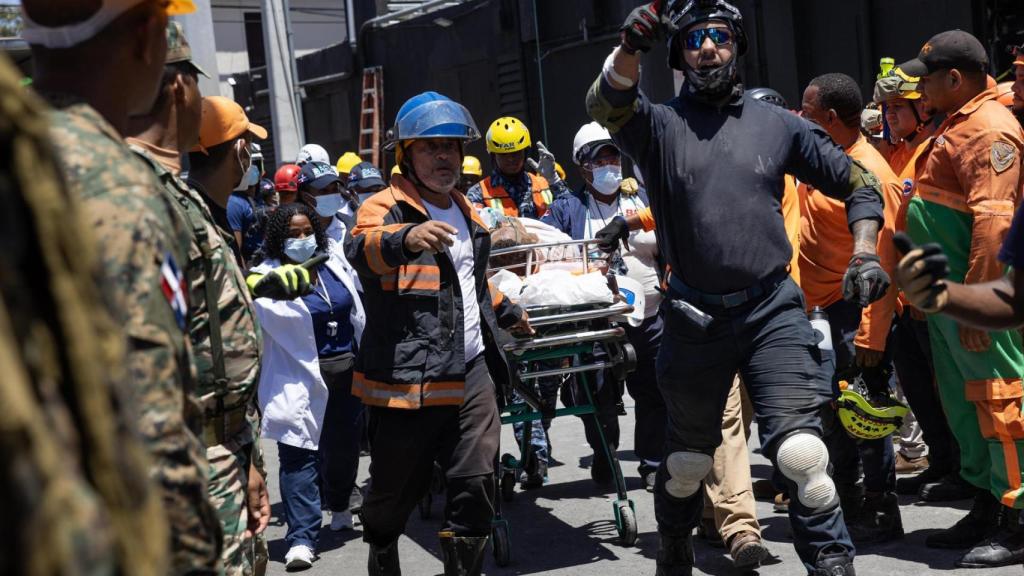Uno de los rescatados es trasladado a un centro hospitalario.