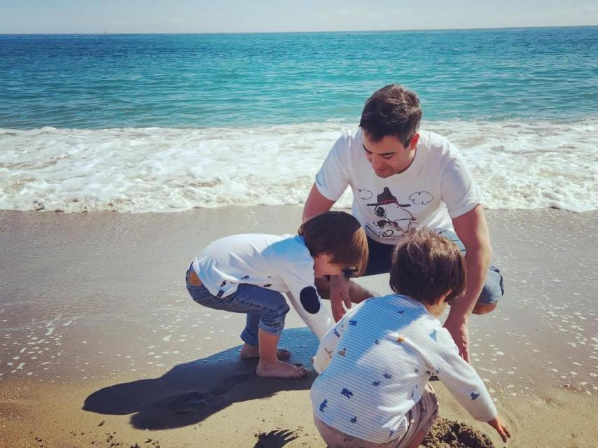 Álex Cruz con sus dos hijos, en la playa, en una fotografía de hace un tiempo.