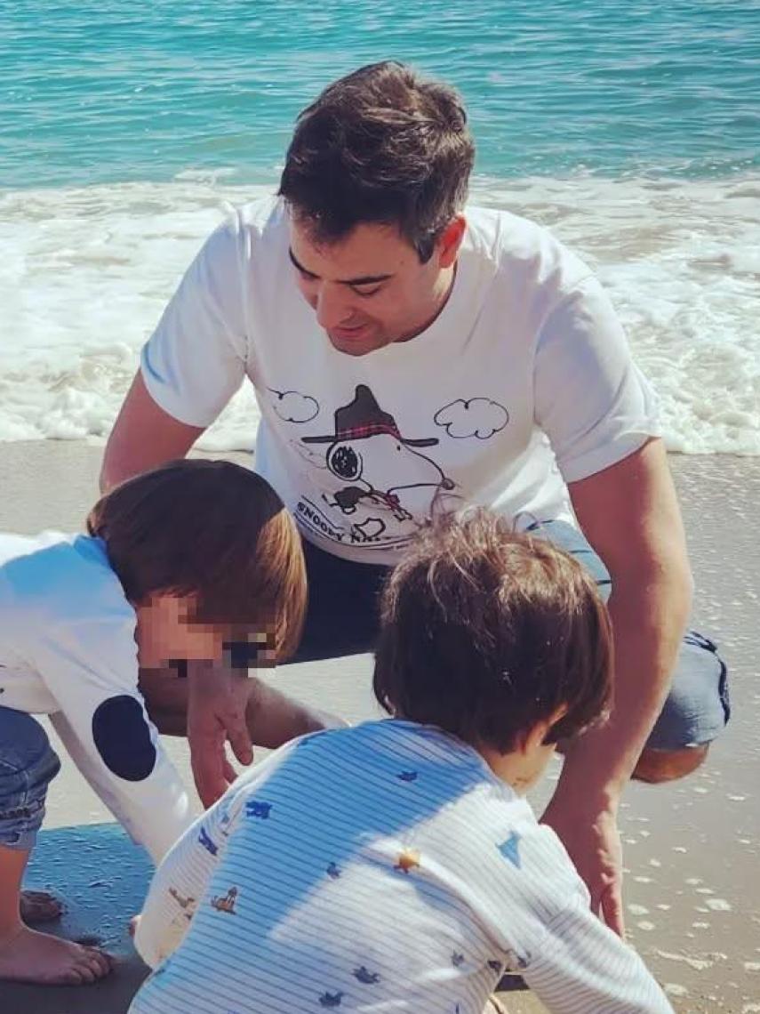 Álex Cruz con sus hijos, en la playa.