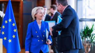 La presidenta Ursula von der Leyen y el comisario de Comercio, Maros Sefcovic, durante la reunión del colegio de este miércoles en Bruselas