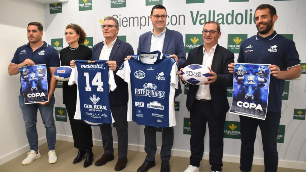 El jugador del VRAC, Pablo Miejimolle; la concejala de Deportes del Ayuntamiento de Valladolid, Mayte Martínez; el presidente del equipo, Jorge Calleja; el diputado de Deportes, Francisco Javier González; el director de comunicación de Caja Rural de Zamora, Narciso Prieto; y el entrenador del VRAC, Diego Merino