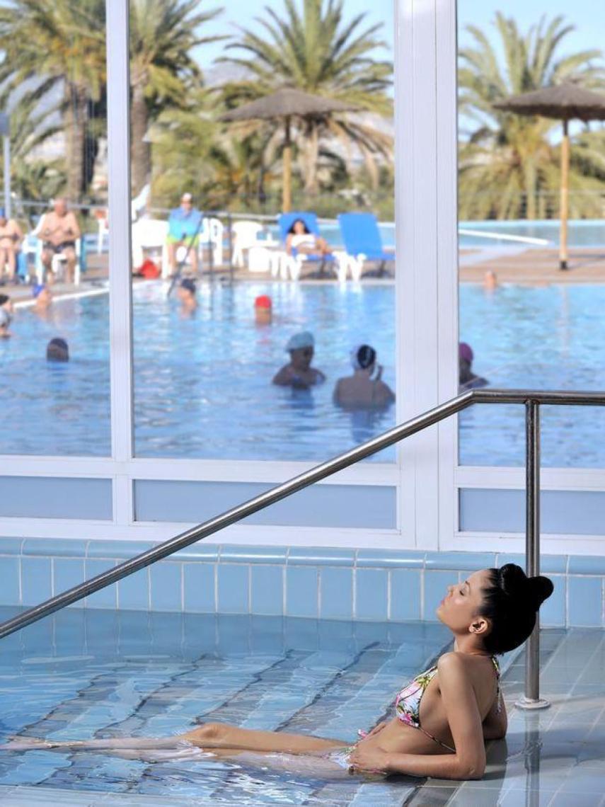 Una mujer se relaja en una de las piscinas del balneario Leana.
