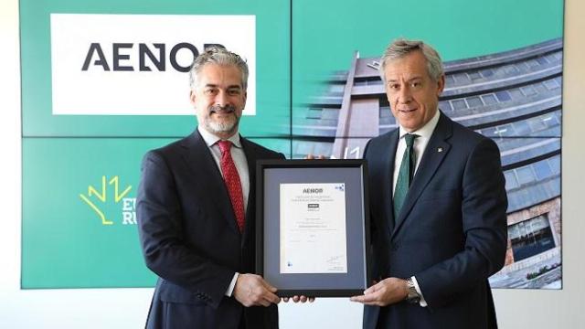 El presidente de Eurocaja Rural, Javier López Martín (d), recibe esta distinción de manos de David Pastors (i)