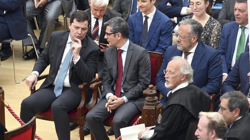 El presidente de la Junta, Alfonso Fernández Mañueco; el ministro de la Presidencia, Justicia y Relaciones con las Cortes, Félix Bolaños; y el presidente de las Cortes de Castilla y León, Carlos Pollán