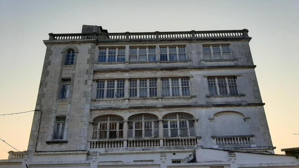 Fachada lateral con ventanas y galería del Sanatorio del Socorro.