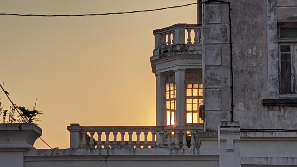 Detalles de la balaustrada, galería y balcón del Sanatorio del Socorro.
